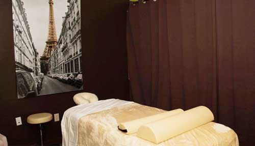 massage room with eiffel tower picture